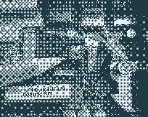 Krupni plan Dell OptiPlex 3050 Micro matične ploče. Vrh olovke pokazuje na plavi servisni džamper tj. kratkospojnik